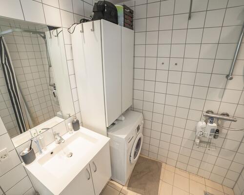 Delevenlig lejlighed tæt på Uni med altan.