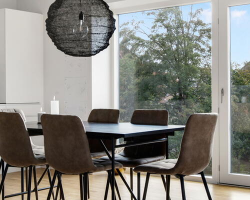 Attraktiv 2-vær. stuelejlighed på hele 72 m2. Privat terrasse, gulvvarme og alt i hårde hvidevarer. Mulighed for at leje p plads i kælderen