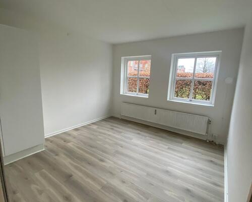 Nyrenoveret 2-værelses lejlighed i stueetage med central beliggenhed.