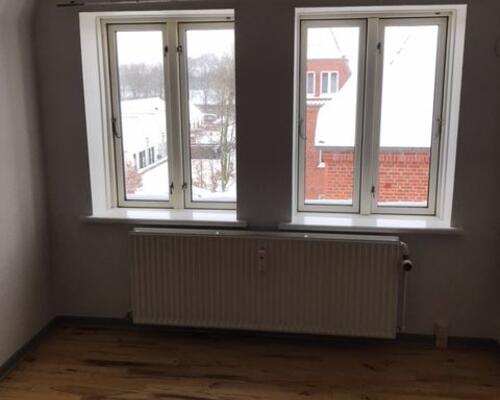 Rummelig 1-værelses lejlighed.