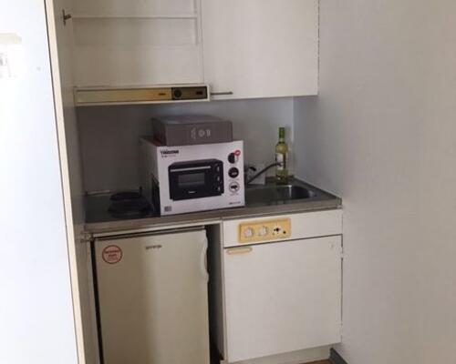 Rummelig 1-værelses lejlighed.