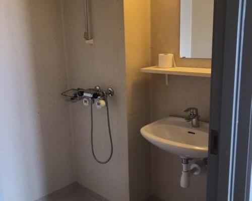 Rummelig 1-værelses lejlighed.