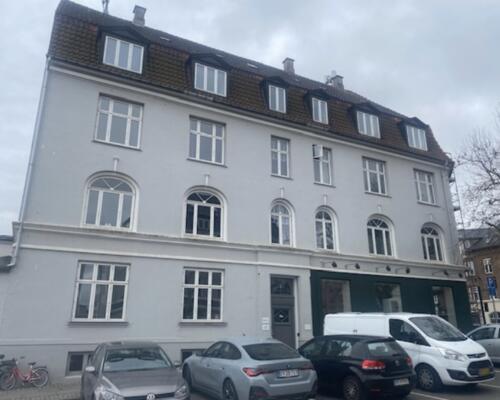 Flot helt nyrenoveret lejlighed med vandudsigt