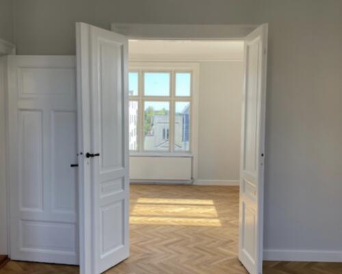 Flot helt nyrenoveret lejlighed med vandudsigt