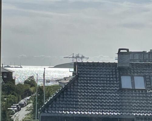 Flot helt nyrenoveret lejlighed med vandudsigt