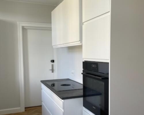 Flot helt nyrenoveret lejlighed med vandudsigt