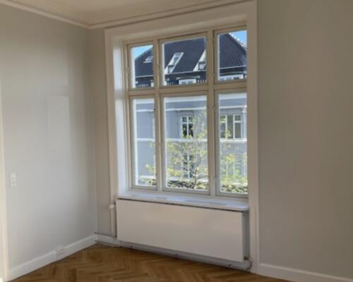 Flot helt nyrenoveret lejlighed med vandudsigt