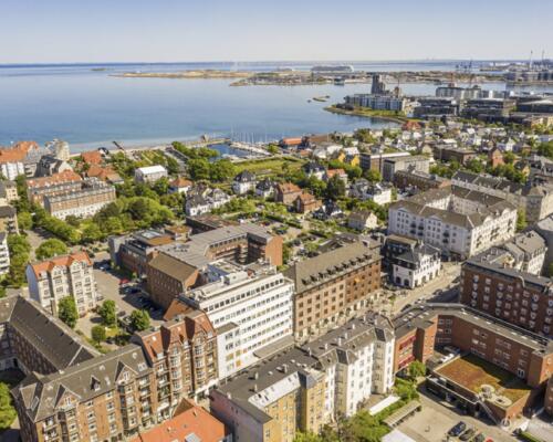 Flot helt nyrenoveret lejlighed med vandudsigt