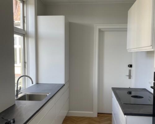 Flot helt nyrenoveret lejlighed med vandudsigt