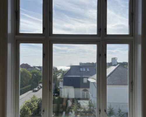 Flot helt nyrenoveret lejlighed med vandudsigt