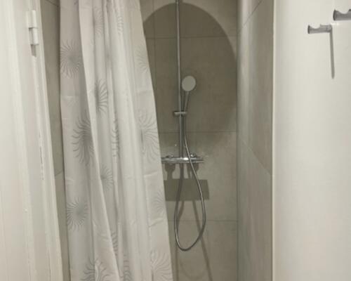 Flot helt nyrenoveret lejlighed med vandudsigt