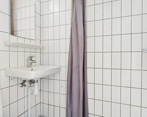 Lys og velindrettet 2-værelses på Valdemarsgade – klassiske plankegulve, fælles gård og central Aalborg-adresse