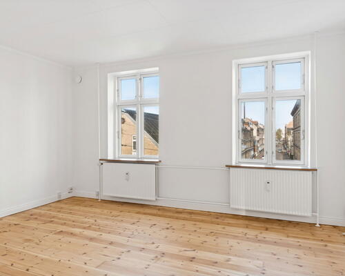 Lys og velindrettet 2-værelses på Valdemarsgade – klassiske plankegulve, fælles gård og central Aalborg-adresse