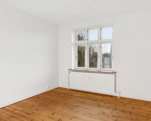 Lys og velindrettet 2-værelses på Valdemarsgade – klassiske plankegulve, fælles gård og central Aalborg-adresse