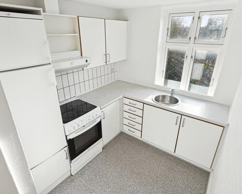 Lys og velindrettet 2-værelses på Valdemarsgade – klassiske plankegulve, fælles gård og central Aalborg-adresse