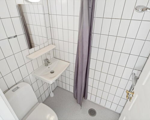 Lys og velindrettet 2-værelses på Valdemarsgade – klassiske plankegulve, fælles gård og central Aalborg-adresse