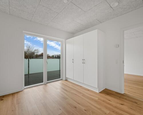 Lys 3-værelses med terrasse, parkering og egen vaskesøjle – seniorvenlig