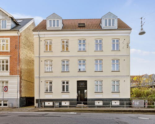 Lys og velindrettet 2-værelses på Valdemarsgade – klassiske plankegulve, fælles gård og central Aalborg-adresse