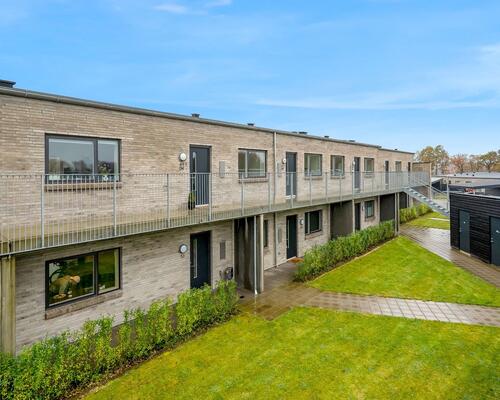 Lys 3-værelses med terrasse, parkering og egen vaskesøjle – seniorvenlig