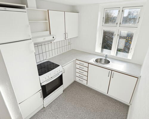 Lys og velindrettet 2-værelses på Valdemarsgade – klassiske plankegulve, fælles gård og central Aalborg-adresse