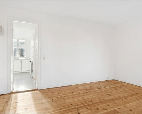 Lys og velindrettet 2-værelses på Valdemarsgade – klassiske plankegulve, fælles gård og central Aalborg-adresse