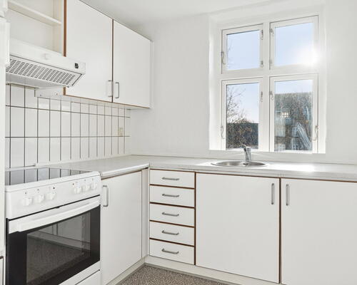 Lys og velindrettet 2-værelses på Valdemarsgade – klassiske plankegulve, fælles gård og central Aalborg-adresse