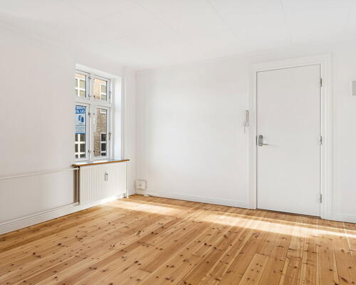 Lys og velindrettet 2-værelses på Valdemarsgade – klassiske plankegulve, fælles gård og central Aalborg-adresse