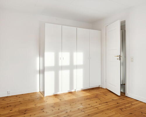 Lys og velindrettet 2-værelses på Valdemarsgade – klassiske plankegulve, fælles gård og central Aalborg-adresse