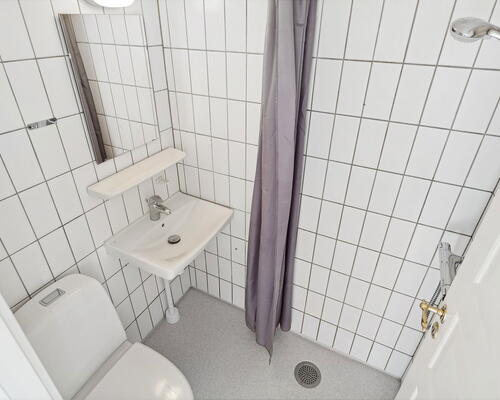 Lys og velindrettet 2-værelses på Valdemarsgade – klassiske plankegulve, fælles gård og central Aalborg-adresse