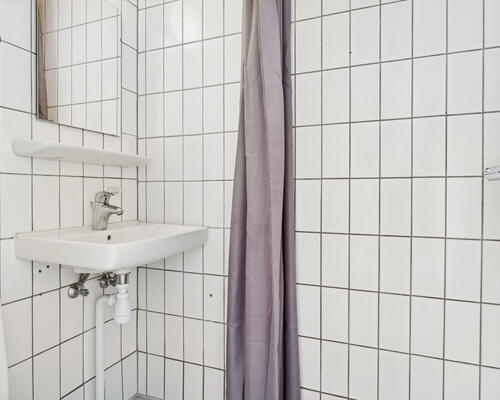 Lys og velindrettet 2-værelses på Valdemarsgade – klassiske plankegulve, fælles gård og central Aalborg-adresse