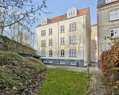 Lys og velindrettet 2-værelses på Valdemarsgade – klassiske plankegulve, fælles gård og central Aalborg-adresse