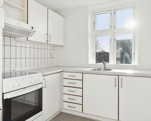 Lys og velindrettet 2-værelses på Valdemarsgade – klassiske plankegulve, fælles gård og central Aalborg-adresse