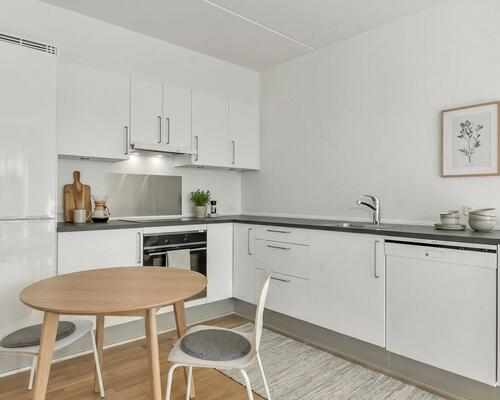 Lys 3-værelses på 84 m2 med svalegang, walk-in og elevator – parkering ved døren