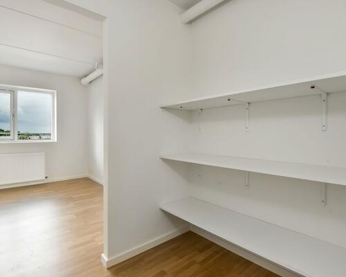 Lys 3-værelses på 84 m2 med svalegang, walk-in og elevator – parkering ved døren