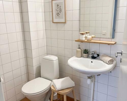 Lys 4-værelses i to etager med altan/terrasse, parkering og husdyr tilladt – tæt på bus og indkøb