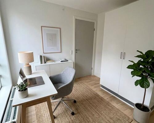 Lys 4-værelses i to etager med altan/terrasse, parkering og husdyr tilladt – tæt på bus og indkøb