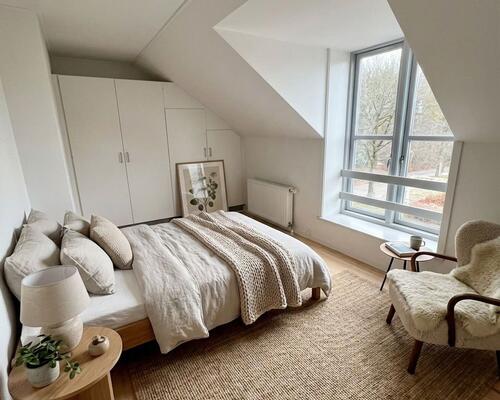 Lys 4-værelses i to etager med altan/terrasse, parkering og husdyr tilladt – tæt på bus og indkøb