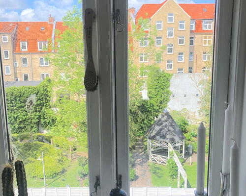 Lys 2-værelses på 47 m2 med grønt gårdmiljø