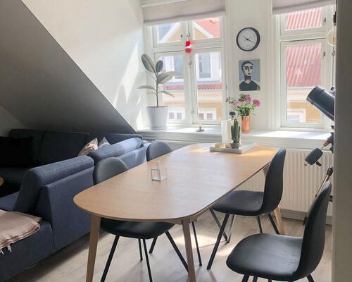 Lys 2-værelses på 47 m2 med grønt gårdmiljø