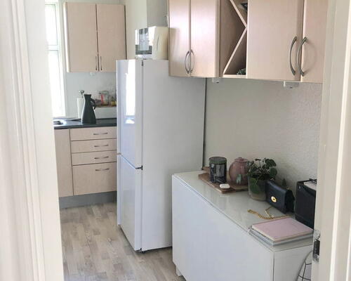 Lys 2-værelses på 47 m2 med grønt gårdmiljø