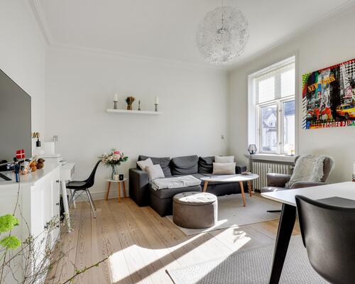 Fin og lys 2-værelses i stueplan i Finlandsgade