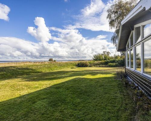 Fantastisk beliggende villa ud til vandet | Jægerspris