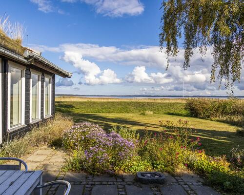 Fantastisk beliggende villa ud til vandet | Jægerspris