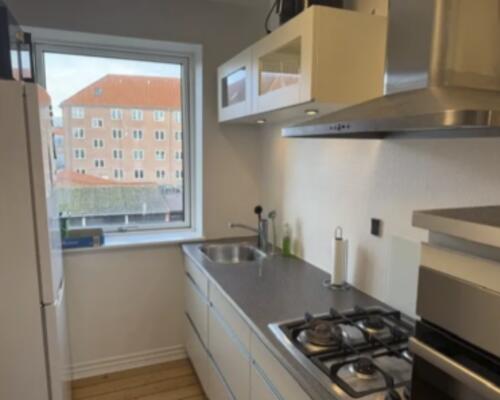 Lys og rummelig 2-værelses lejlighed med altan