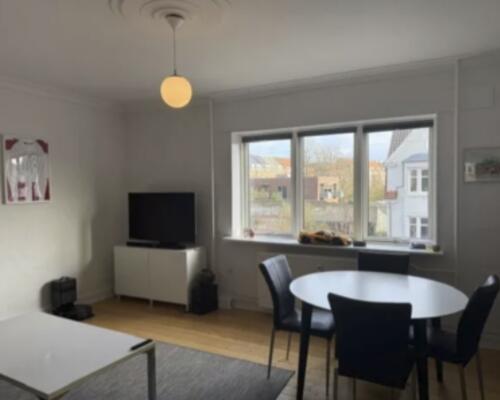 Lys og rummelig 2-værelses lejlighed med altan