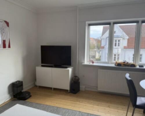 Lys og rummelig 2-værelses lejlighed med altan