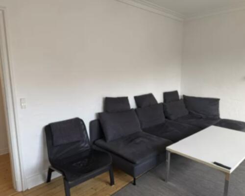 Lys og rummelig 2-værelses lejlighed med altan