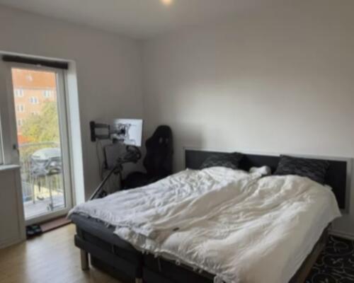 Lys og rummelig 2-værelses lejlighed med altan