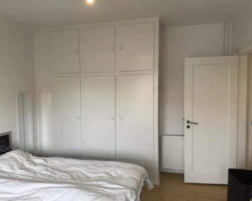 Lys og rummelig 2-værelses lejlighed med altan