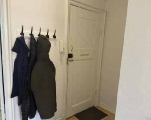 Lys og rummelig 2-værelses lejlighed med altan